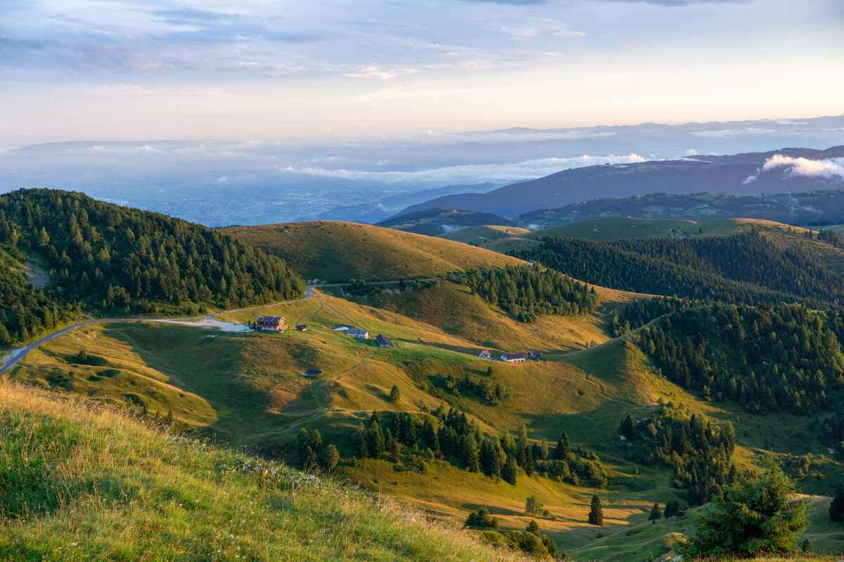 A Monte Grappa vonulata naplementében