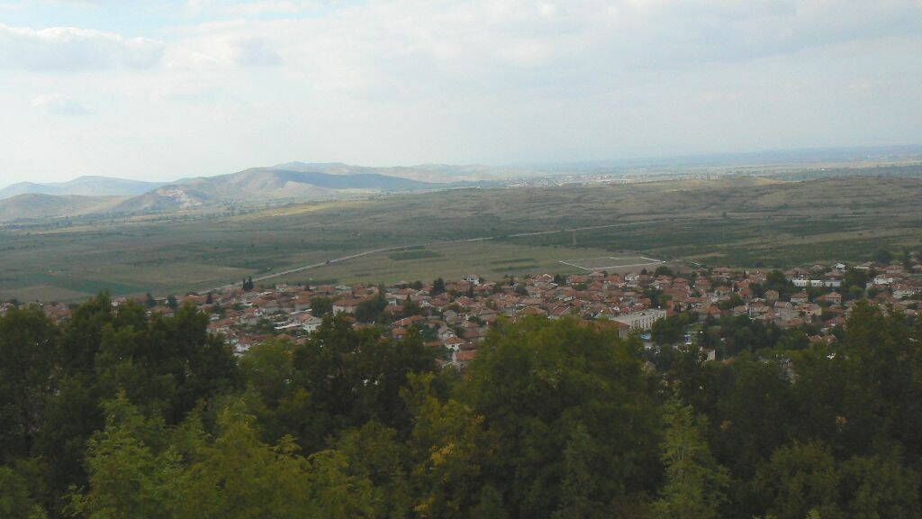 Peruscsica látképe a domboldalról, a Rodope lábánál