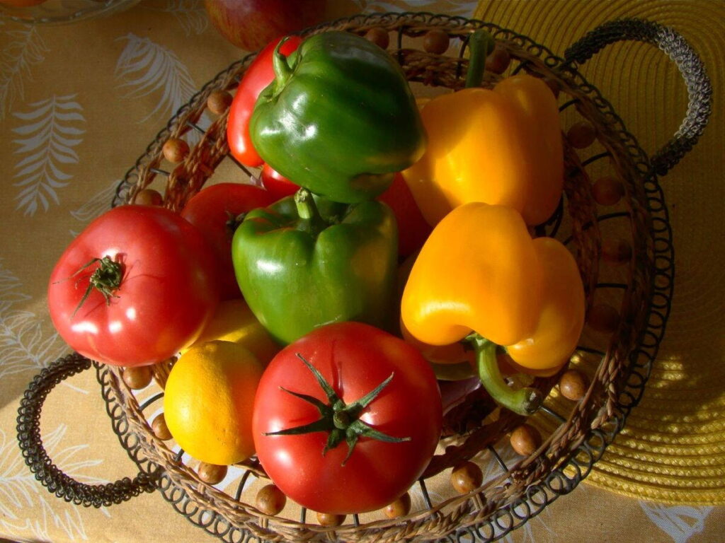 Paprika és paradicsom egy kosárban