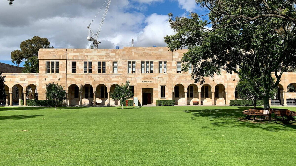 A Parnell-épület a Queenslandi Egyetem Great Court udvara körül, itt áll a szurokcsepp-kísérlet