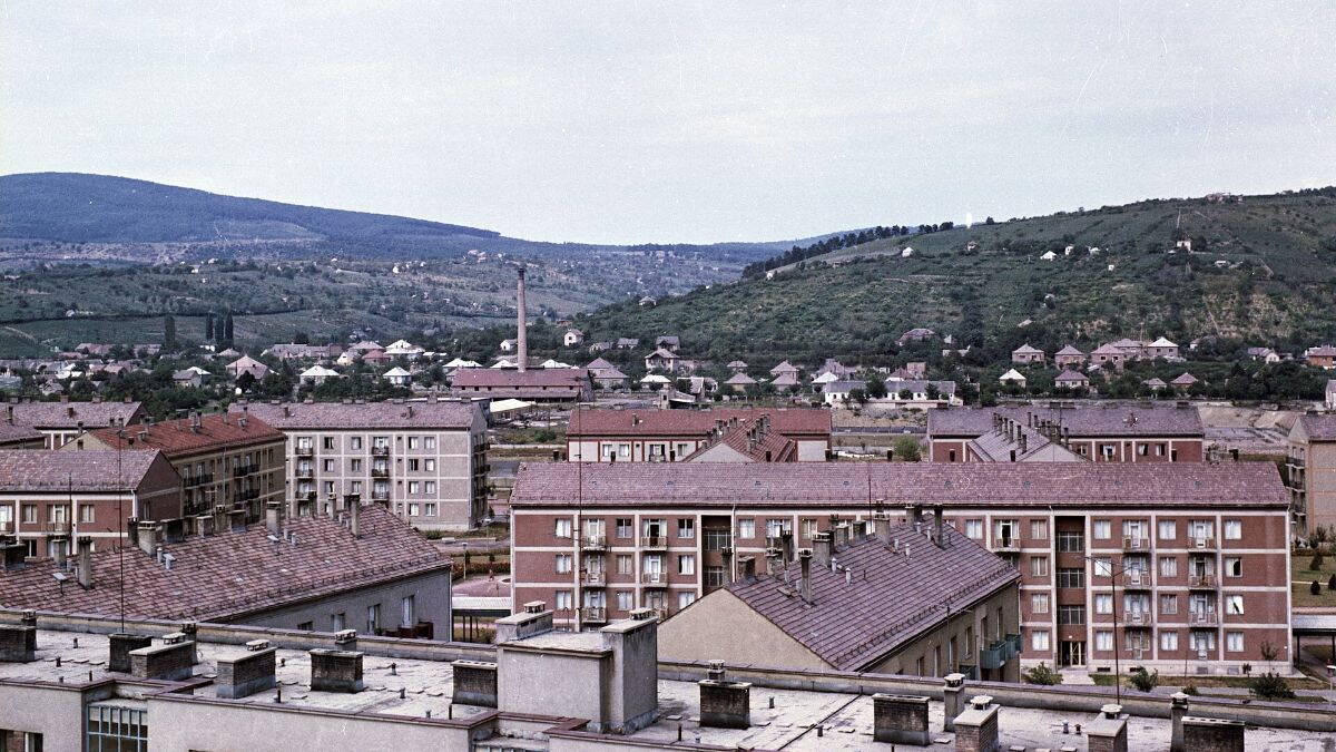 Pécs, Uránváros 1964-ben, háttérben a Makár-hegy