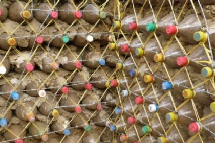 Tégla helyett homokkal töltött PET-palackokból építenek házat