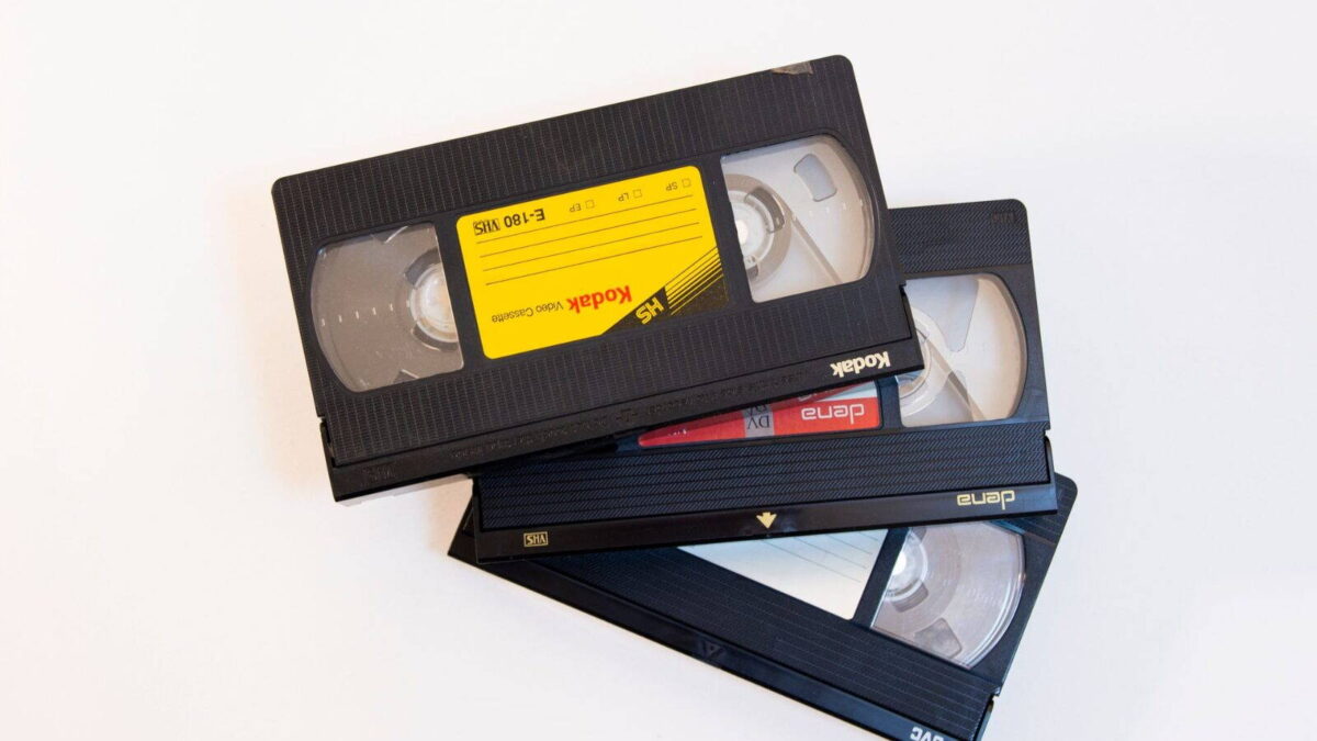 Egymásra rakott régi VHS-kazetták