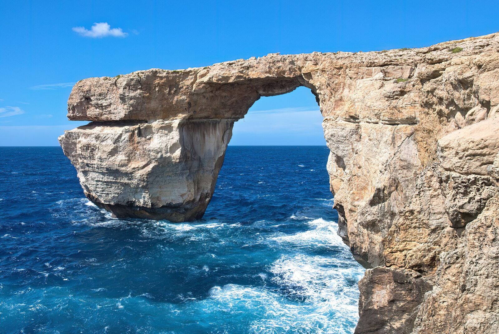 Az Azure Window mészkő sziklaíve a máltai Gozo szigetén az összeomlás előtt