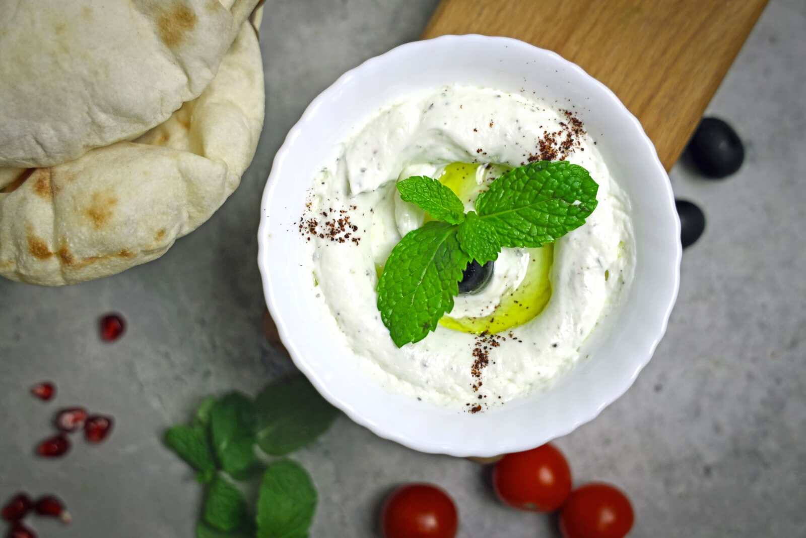 Sűrű, krémes joghurt fehér tálkában mentalevéllel