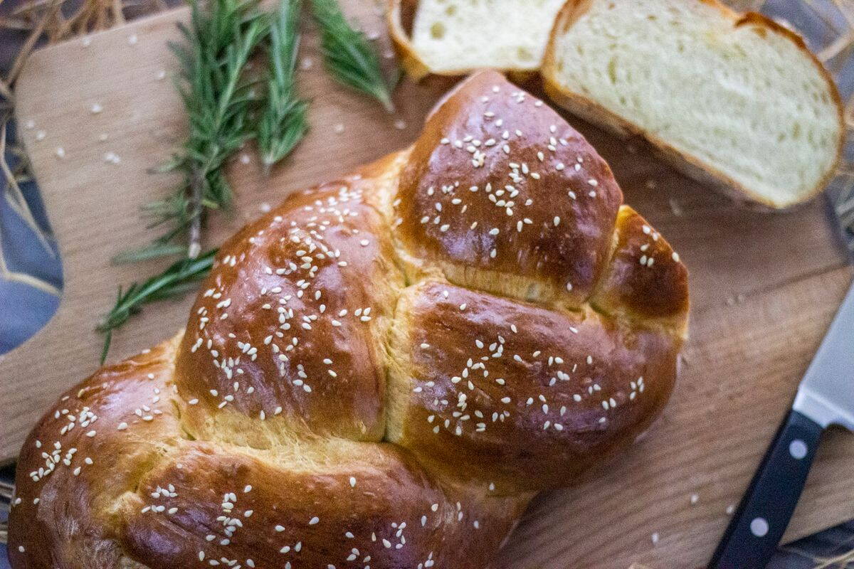 Szezámmagos fonott kalács közelről