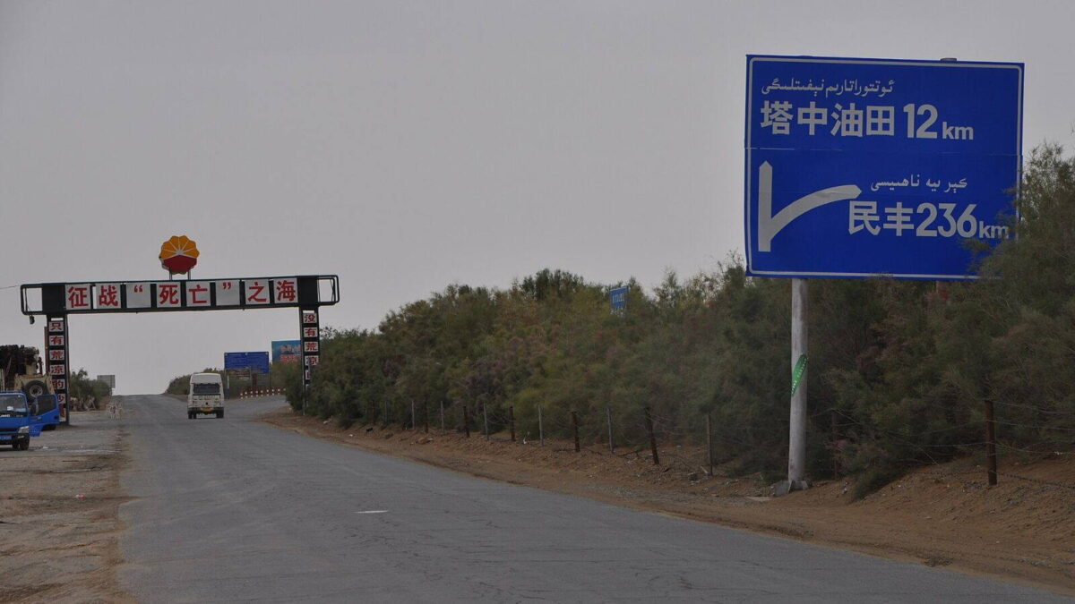 A Tarim sivatagi autópálya elágazása a Tazhong olajmező felé