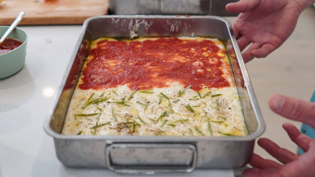 Házi pizza téglalap alakú tepsiben