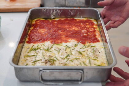Így lesz tökéletes a házi tepsis pizza: ropogós az alja, puha és levegős a belseje