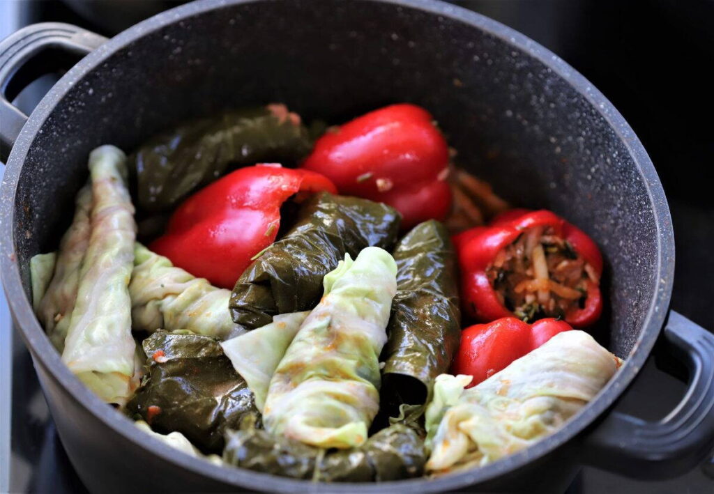 Töltött káposzta és töltött paprika a lábasban
