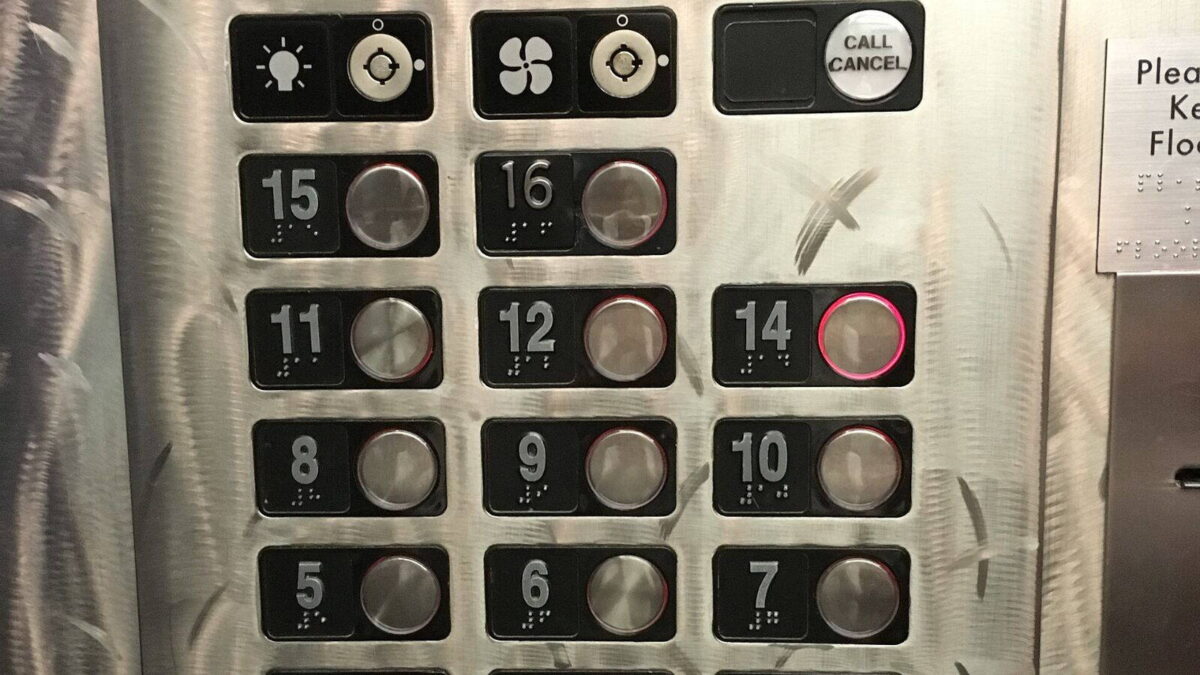 Liftgombsor, amelyen a 12. emelet után rögtön a 14. következik