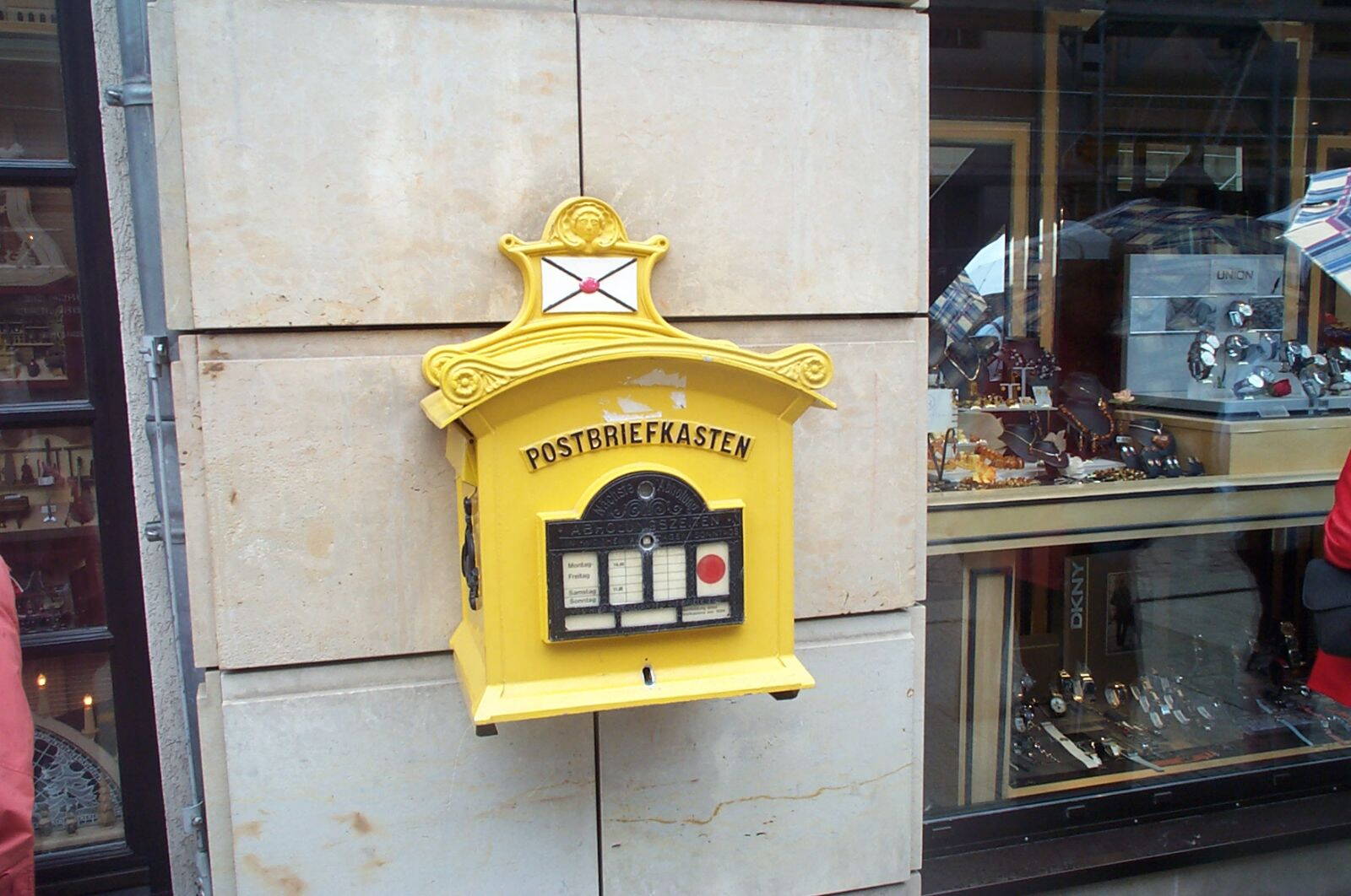 Sárga német postaláda