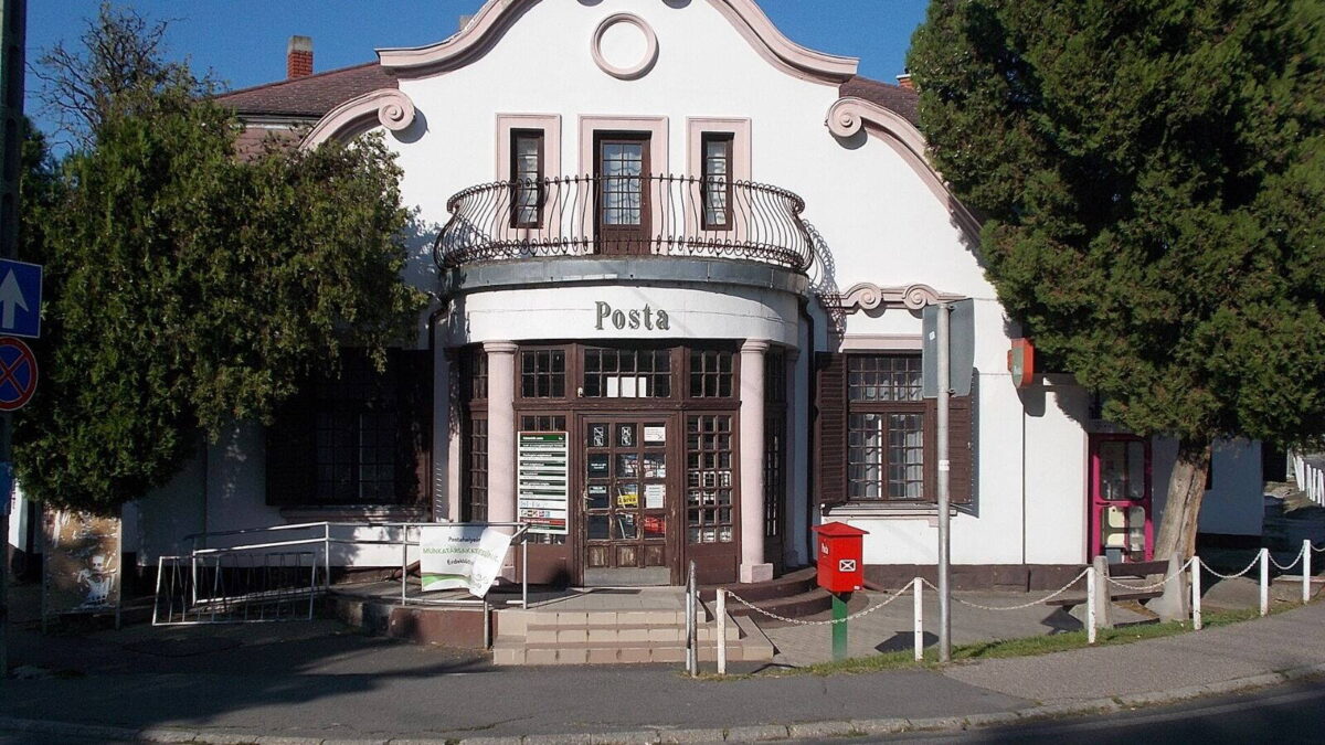 Piros postaláda egy balatonlellei posta előtt