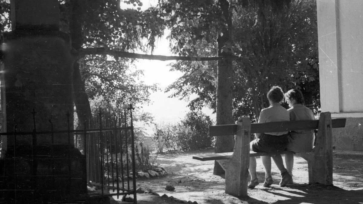 Ketten ülnek egy padon 1954-ben