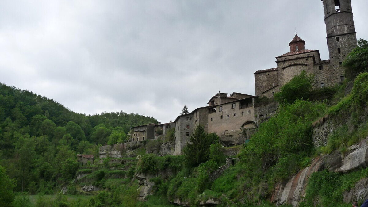 Rupit kőházai és temploma a sziklás dombon, Katalóniában