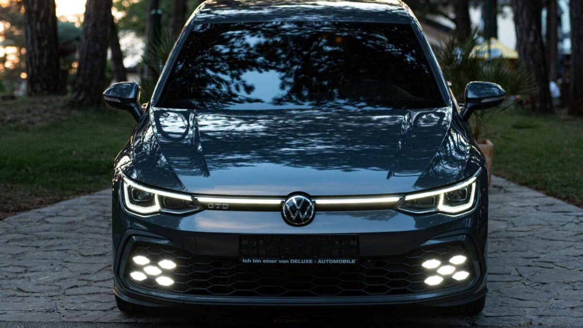 Volkswagen Golf alkonyatkor