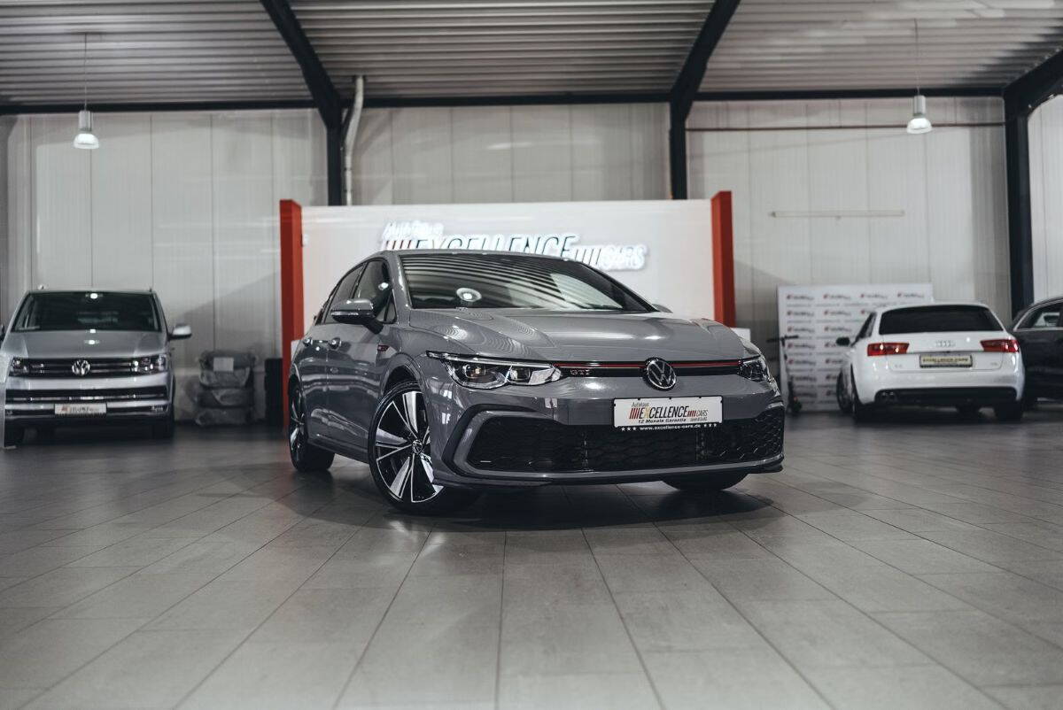 Volkswagen autók egy márkakereskedésben