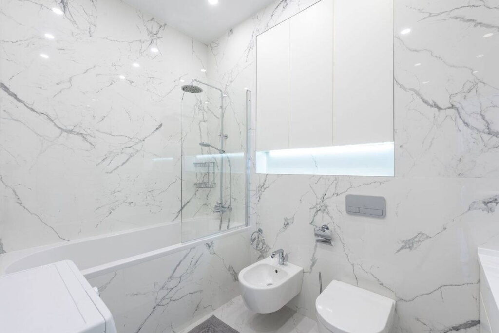 WC és bidé egy modern fürdőszobában