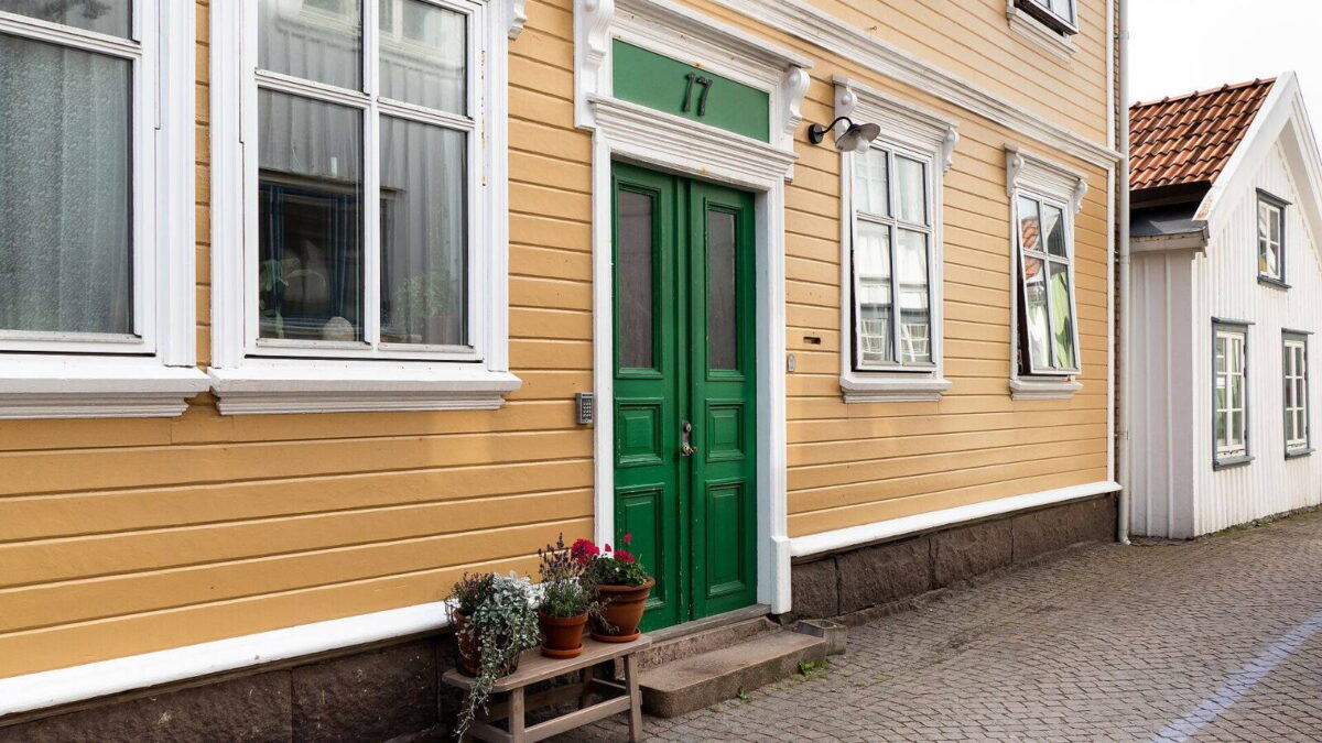 Svéd faház zöld bejárati ajtóval Lysekilben