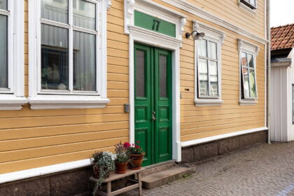 Ezért nyílik kifelé a bejárati ajtó a svéd és a finn házakban