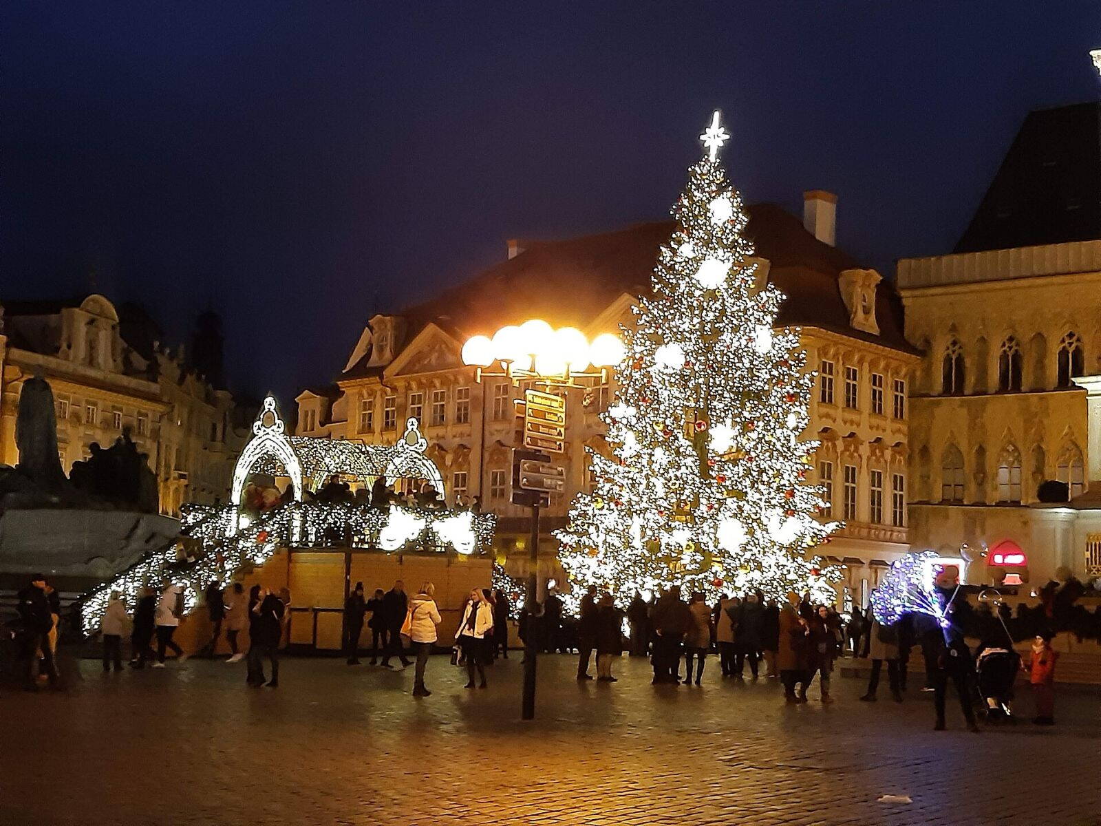 Karácsonyi vásár Prágában, faházakkal és díszkivilágítással