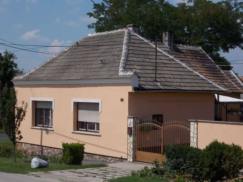 Hagyományos magyar kockaház szigeteletlen homlokzattal