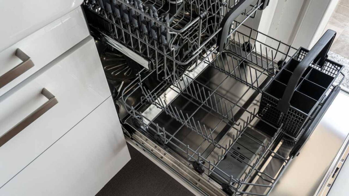 Nyitott, üres mosogatógép egy modern konyhában