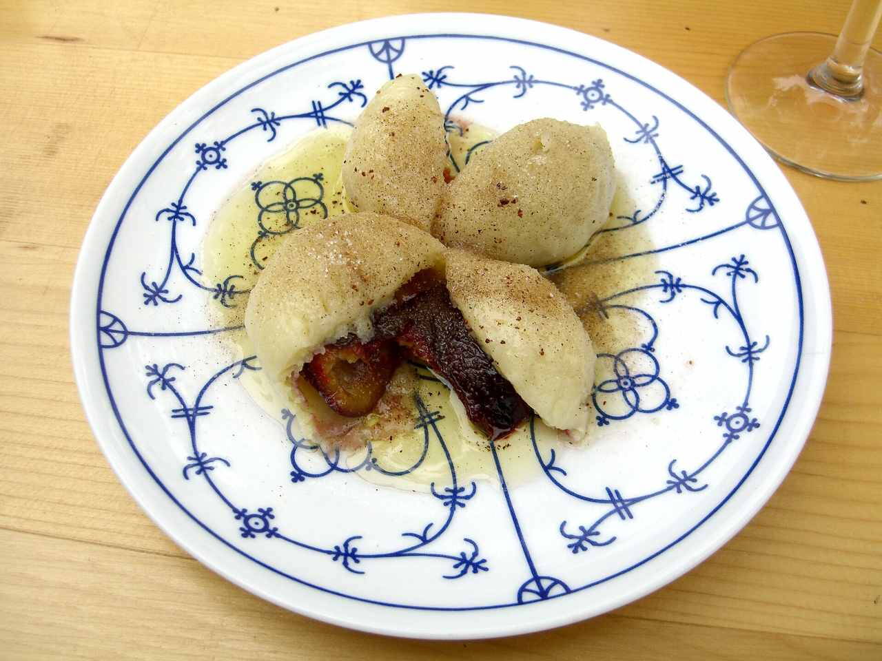 Szilvás gombóc tányéron, morzsába forgatva