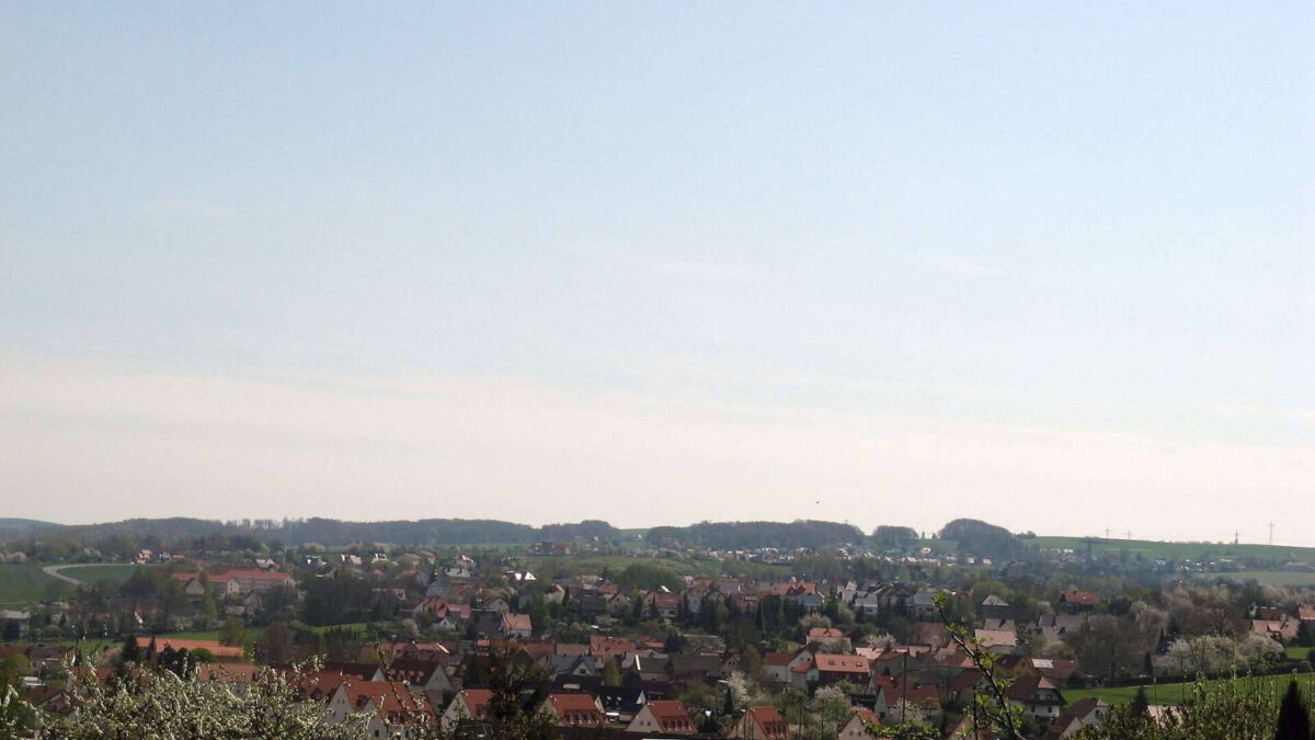 Kilátás a türingiai Kamsdorfra, amelynek közelében a 15 házas egykori tanoncfalu áll